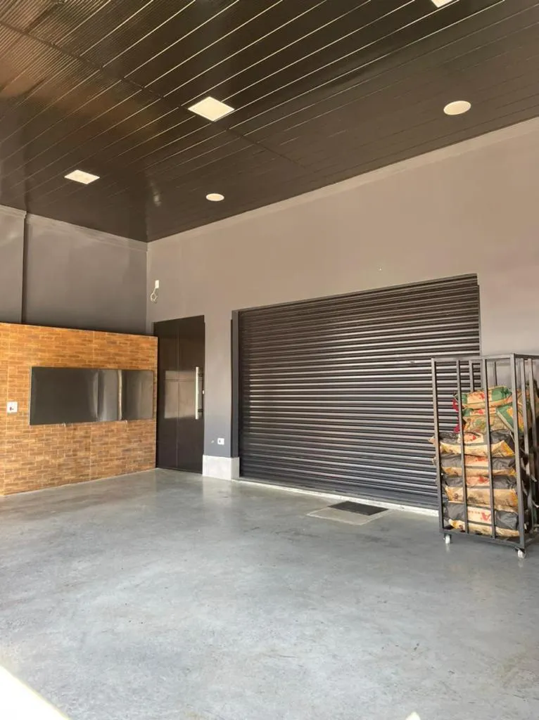 instalação de porta de enrolar automática para comércios indústrias e residências