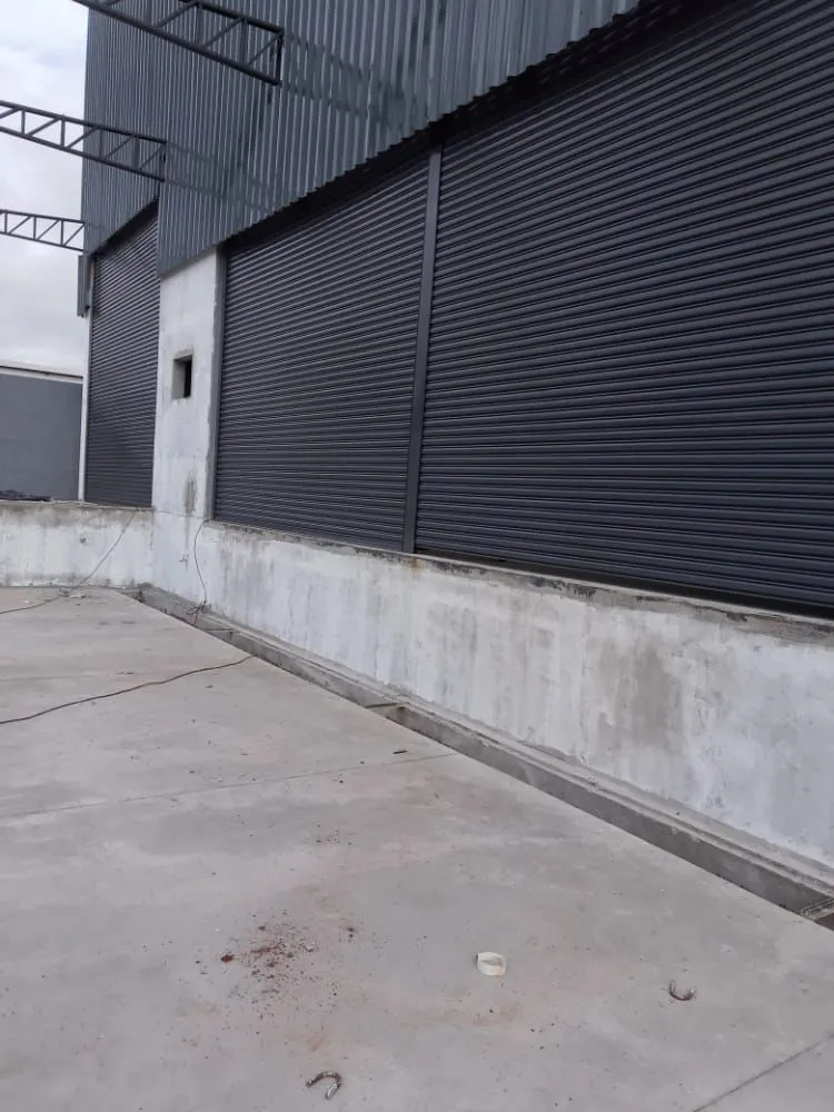 instalação de porta de enrolar automática para comércios indústrias e residências