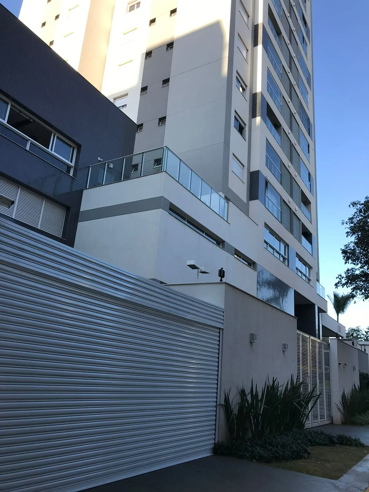 instalação de porta de enrolar automática para comércios indústrias e residências