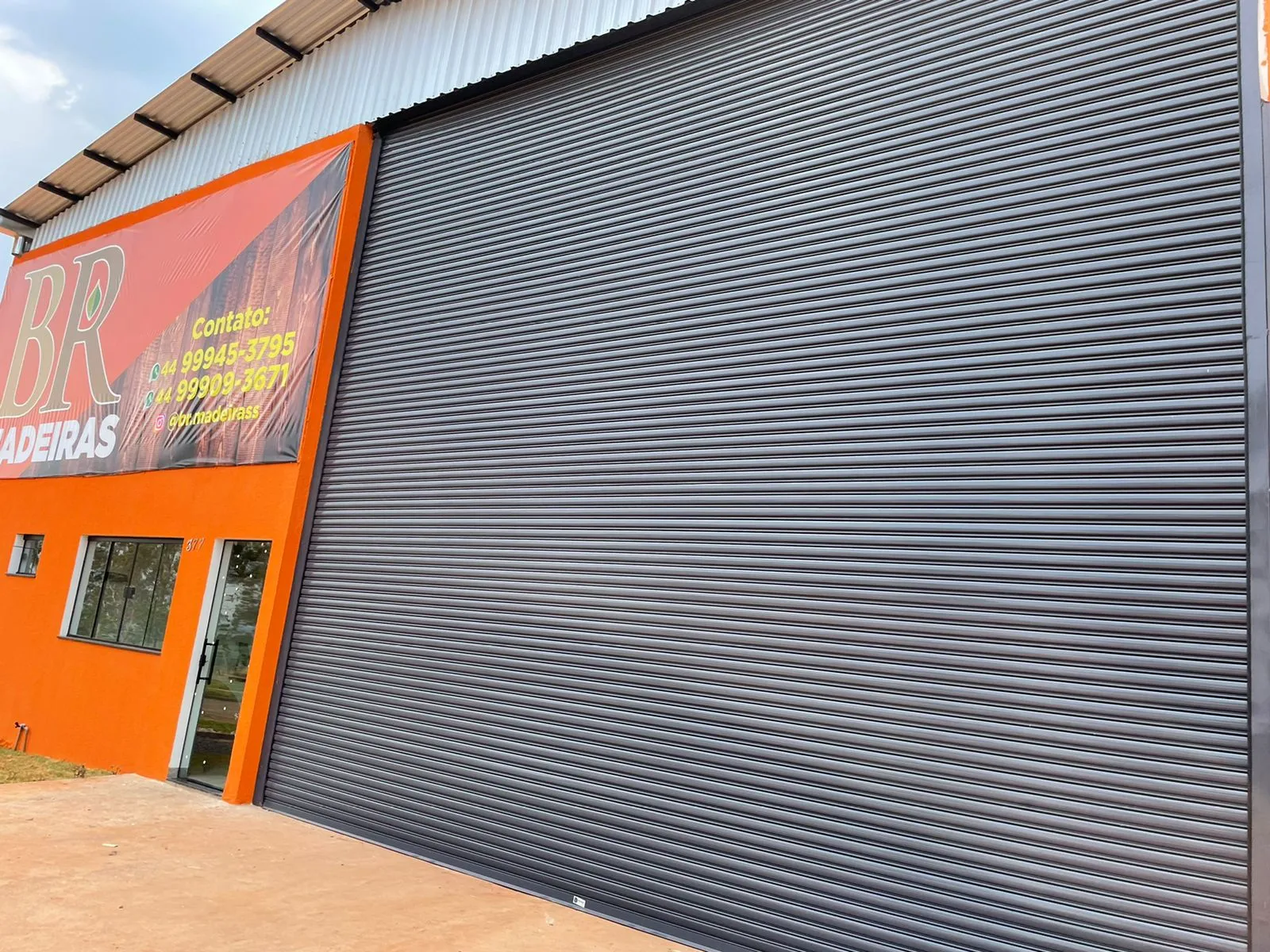 instalação de porta de enrolar automática para comércios indústrias e residências