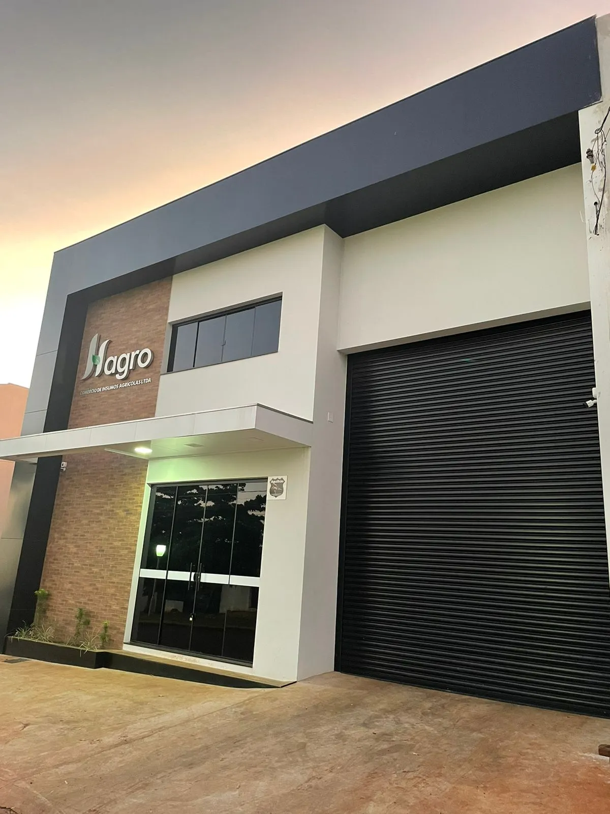 instalação de porta de enrolar automática para comércios indústrias e residências