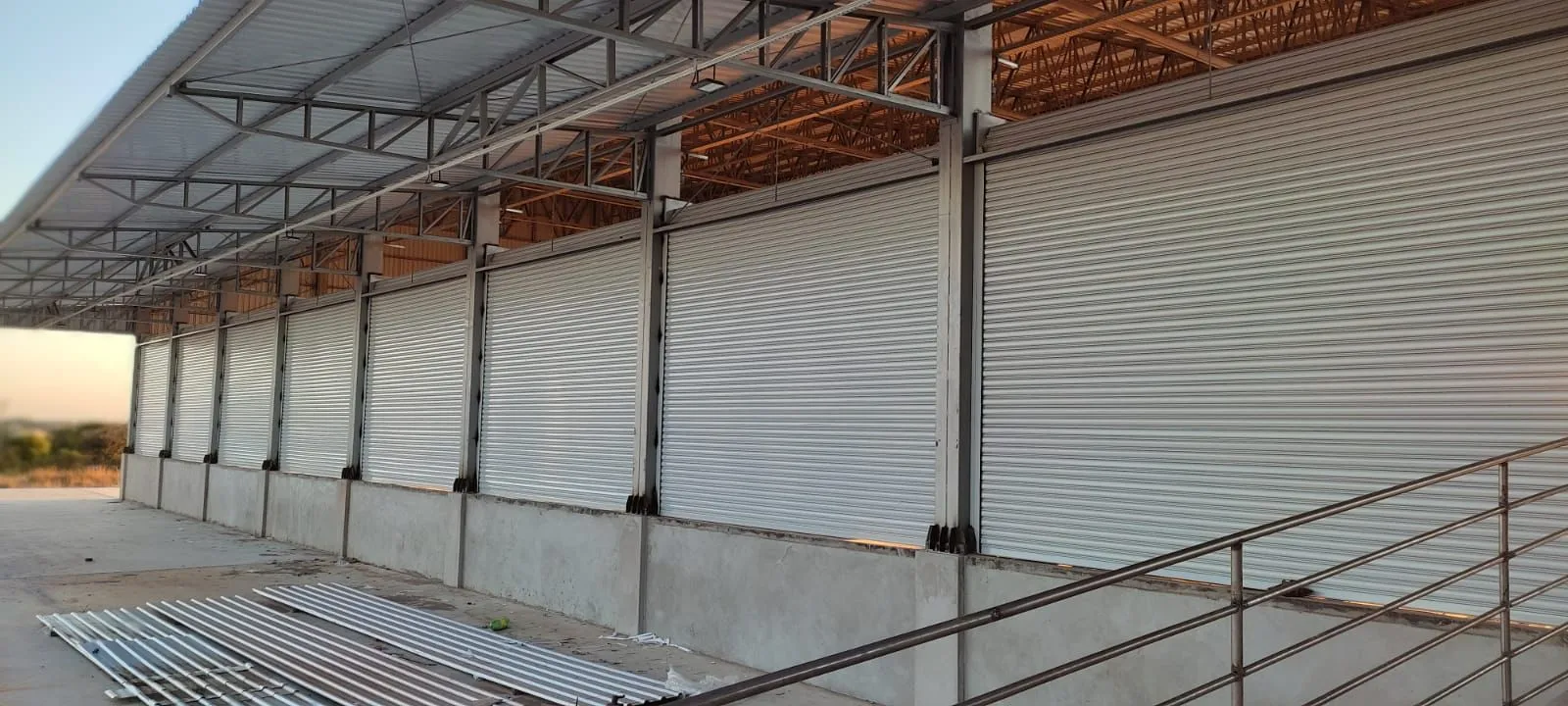 instalação de porta de enrolar automática para comércios indústrias e residências